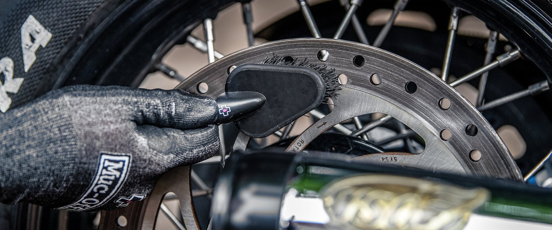 Detailing-Brush-HeroPDP-Full-width-lifestyle_1900x_crop_center