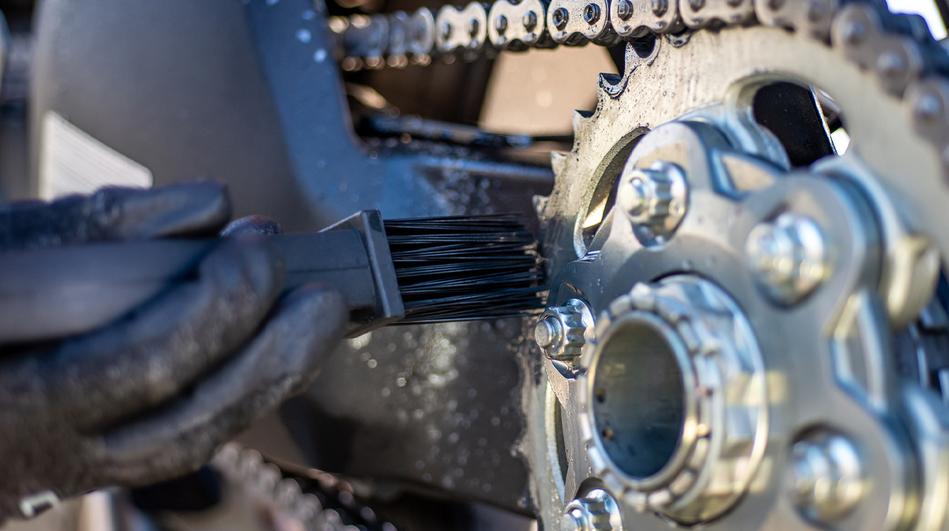 HIGHLIGHT_1_-Moto-Chain-Brush_950x_crop_center