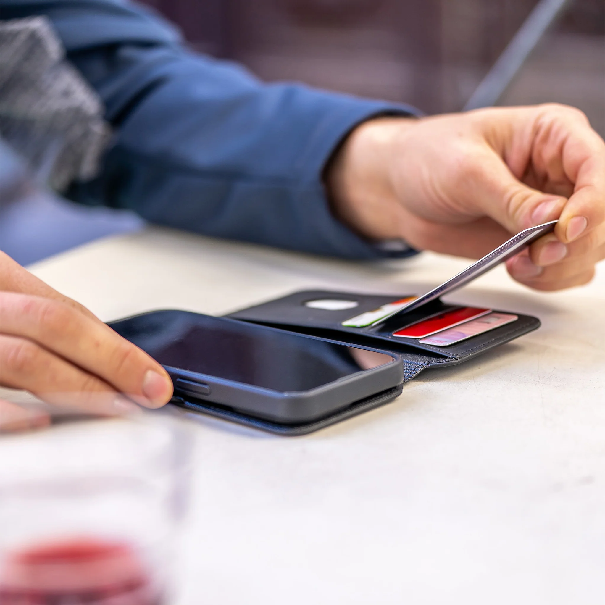 MagneticFlipCover_img2